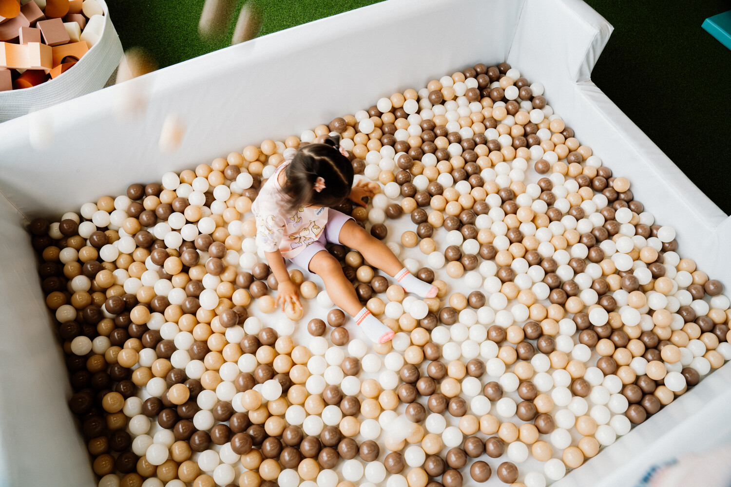 Minimal neutral toddler birthday setup with balloon garland and small cake